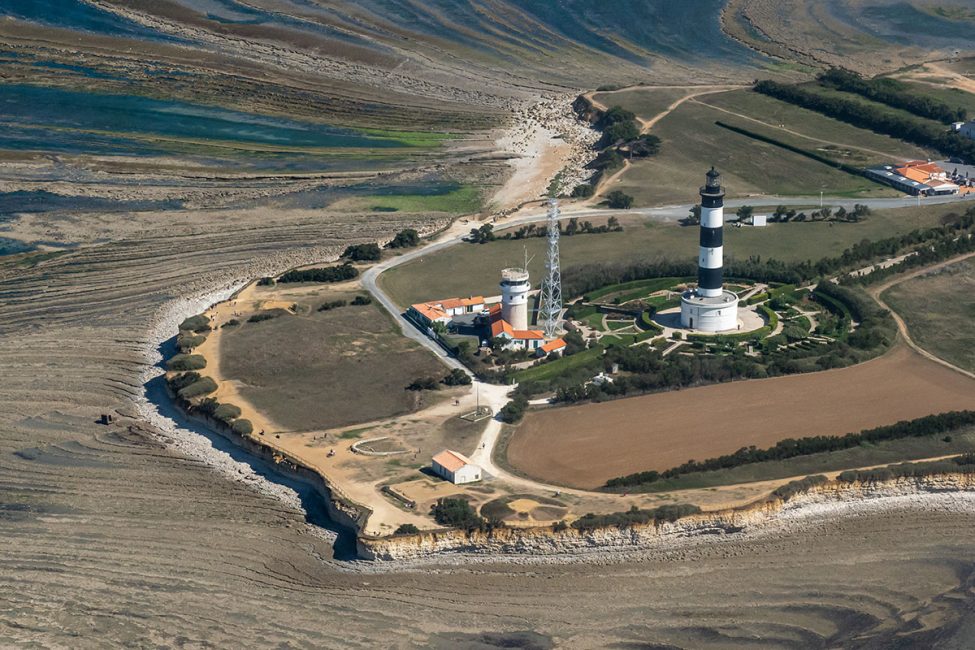 vue-aerienne-du-phare-de-Chassiron-et-de-la-pointe-de-l'île-d'oléron
